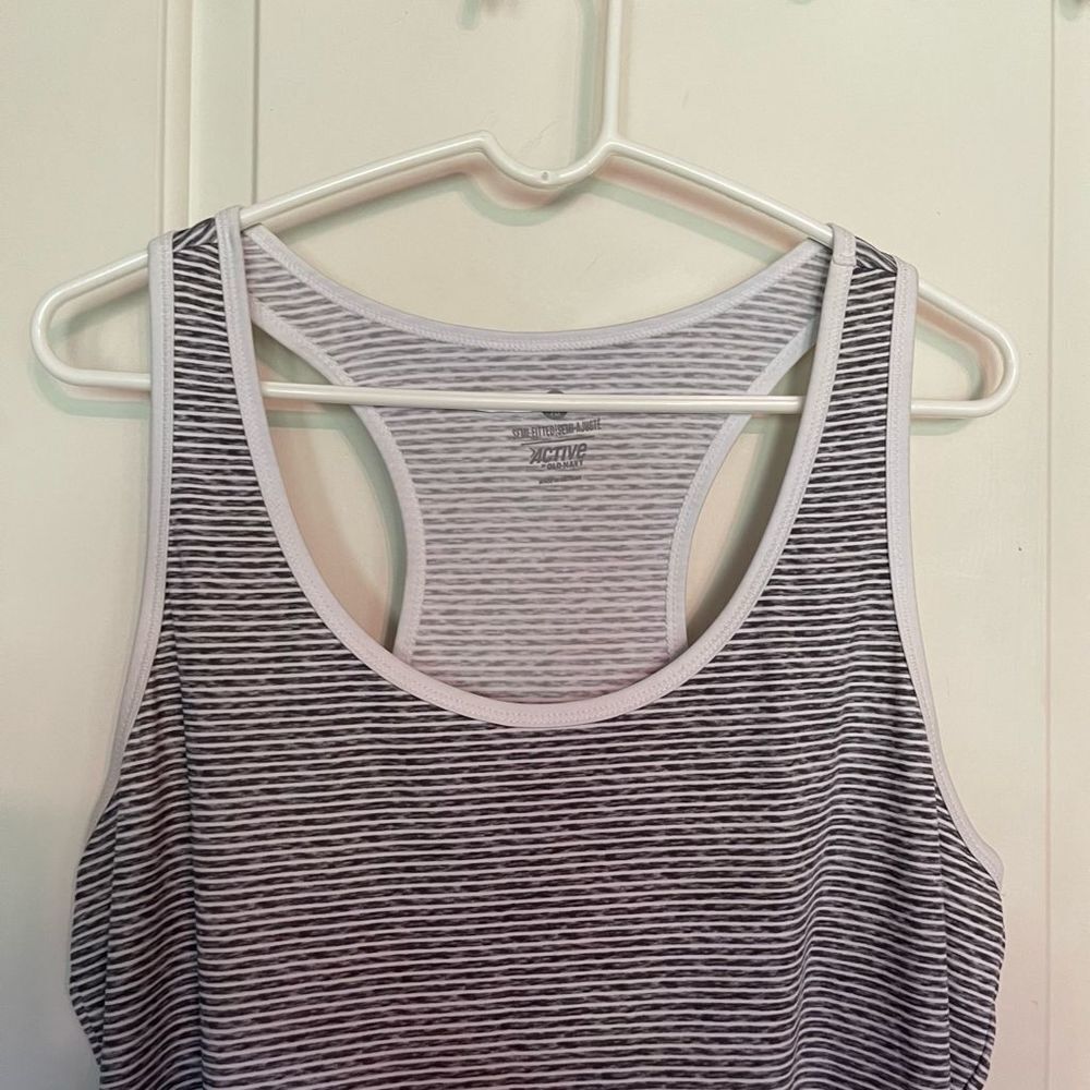 Old Navy Womens tank top XL (16)
Semi-fitted
Gray/white - Picture 2 of 7